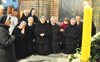  Siostry terezjanki i wierni świeccy modlą się na grobie biskupa Adolfa w kościele św. Jakuba w Toruniu o jego wyniesienie na ołtarze