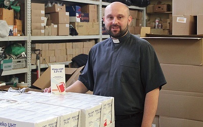  – Osoby, które zgłaszają się po odbiór żywności przy ul. Kościelnej w Radomiu, mogą otrzymać również odzież – mówi ks. Damian Drabikowski