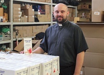  – Osoby, które zgłaszają się po odbiór żywności przy ul. Kościelnej w Radomiu, mogą otrzymać również odzież – mówi ks. Damian Drabikowski
