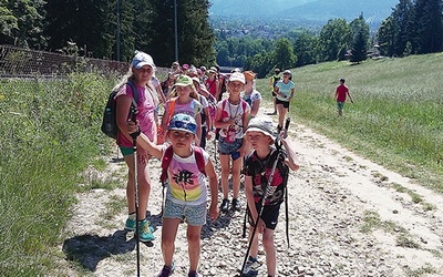 Uczestnicy letniego obozu przemierzali górskie szlaki