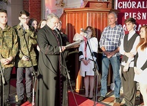  Proboszcz ks. kan. Jan Kularski dziękuje młodym, którzy podczas montażu przedstawili historię kościoła i parafii