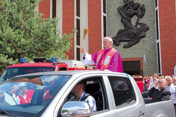  Bp Marek Szkudło po Mszy pobłogosławił pojazdy