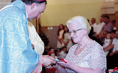  W procesji z darami Emilia Wajsbard przyniosła księgę zawierającą 1800 nazwisk wiernych, którzy przez 6 lat składali ofiary na renowację kościoła