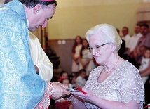  W procesji z darami Emilia Wajsbard przyniosła księgę zawierającą 1800 nazwisk wiernych, którzy przez 6 lat składali ofiary na renowację kościoła
