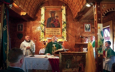  Ks. Wiesław Jarząbek (w środku), kapelan myśliwych z Jaworzna, przewodniczył Mszy św. w Złatnej