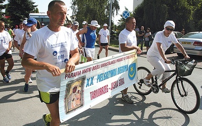  Start pielgrzymki spod kościoła na Serbinowie