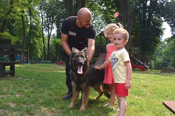  Sandomierska suczka Iza uwielbia bawić się z dziećmi