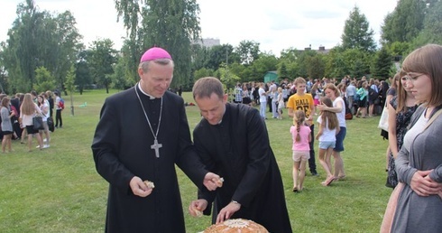 Bp Piotr Turzyński dzielił się chlebem z uczestnikami oazy. Obok ks. Grzegorz Lipiec