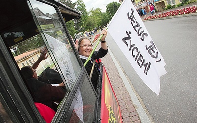 Ewangelizatorzy przemierzają ulice Jarosławca w ciuchci