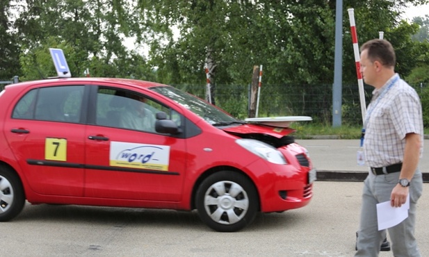 Po testach teoretycznych walczący o tytuł Najlepszego Kierowcy Podbeskidzia wykazywali się umiejętnościami na placu manewrowym