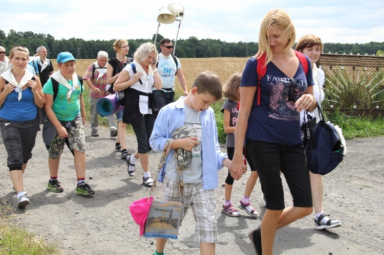 70. Pielgrzymka Rybnicka - dzień pierwszy - w drodze