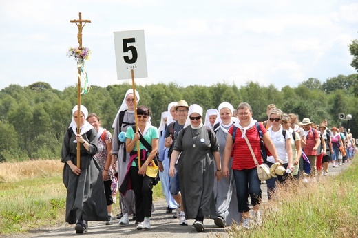 70. Pielgrzymka Rybnicka - dzień pierwszy - w drodze