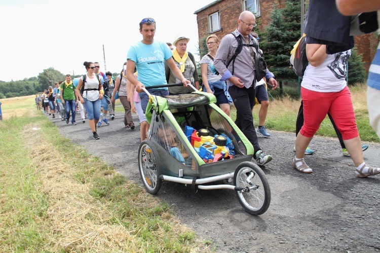 70. Pielgrzymka Rybnicka - dzień pierwszy - w drodze