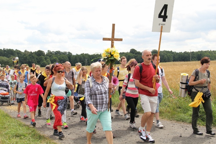 70. Pielgrzymka Rybnicka - dzień pierwszy - w drodze