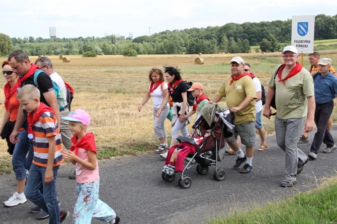 70. Pielgrzymka Rybnicka - dzień pierwszy - w drodze