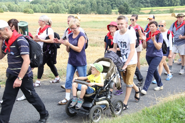 70. Pielgrzymka Rybnicka - dzień pierwszy - w drodze