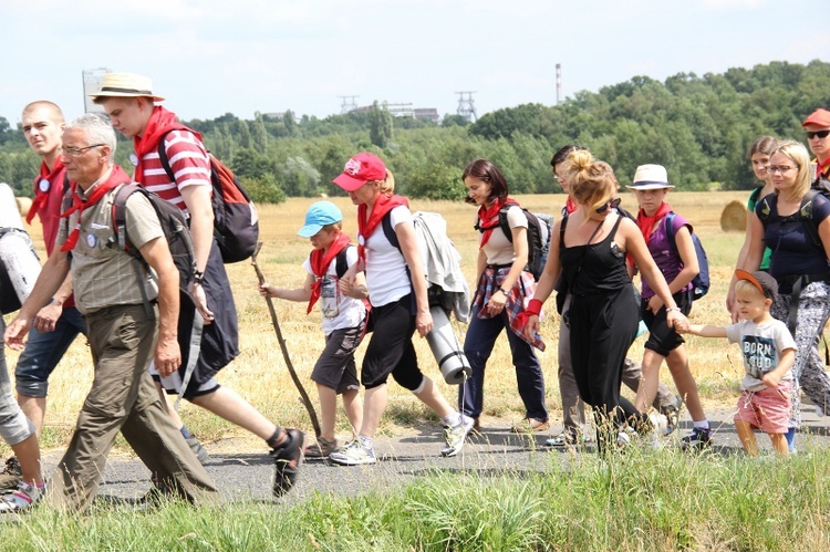 70. Pielgrzymka Rybnicka - dzień pierwszy - w drodze