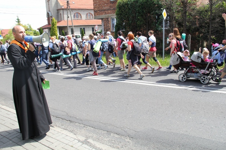 70. Pielgrzymka Rybnicka - dzień pierwszy - w drodze