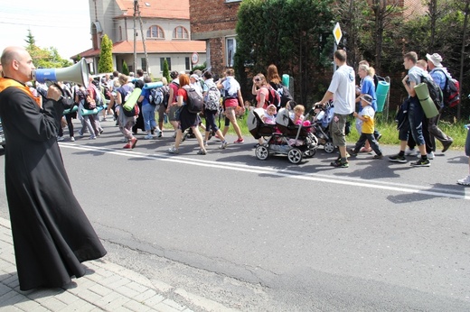 70. Pielgrzymka Rybnicka - dzień pierwszy - w drodze