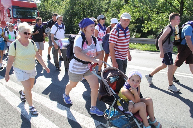 70. Pielgrzymka Rybnicka - dzień drugi - w drodze