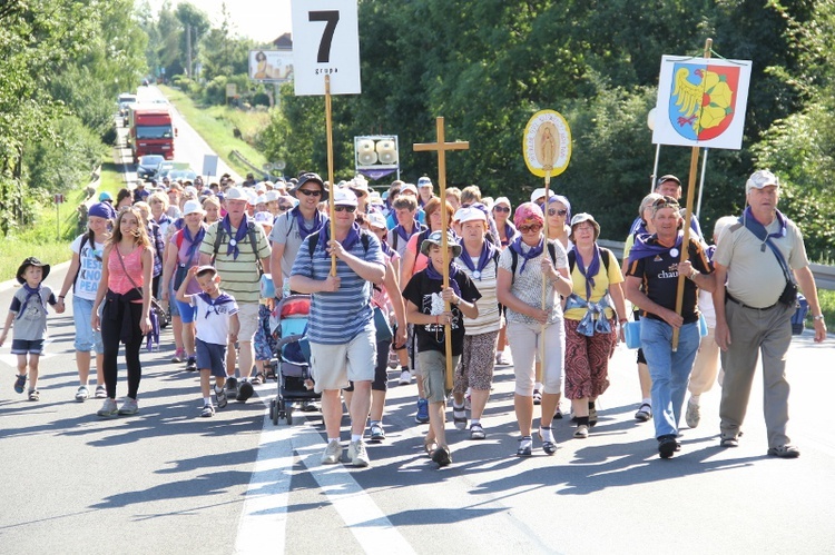 70. Pielgrzymka Rybnicka - dzień drugi - w drodze