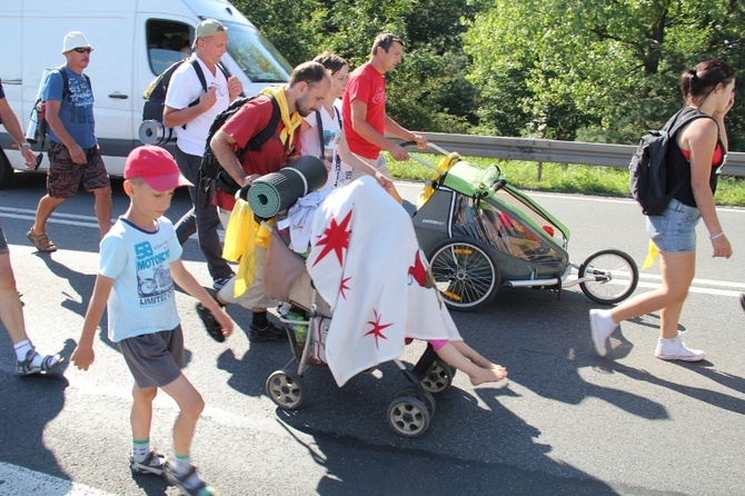 70. Pielgrzymka Rybnicka - dzień drugi - w drodze