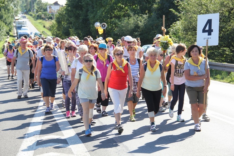 70. Pielgrzymka Rybnicka - dzień drugi - w drodze