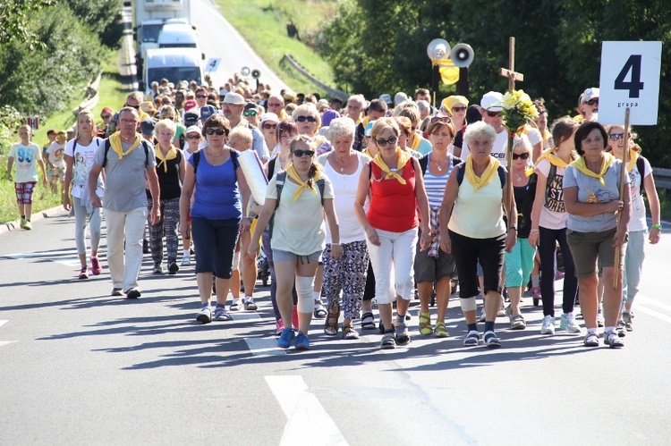 70. Pielgrzymka Rybnicka - dzień drugi - w drodze