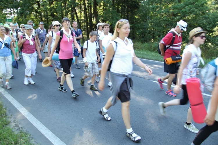 70. Pielgrzymka Rybnicka - dzień drugi - w drodze