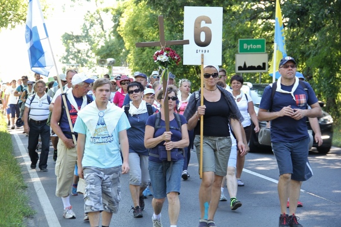 70. Pielgrzymka Rybnicka - dzień drugi - w drodze