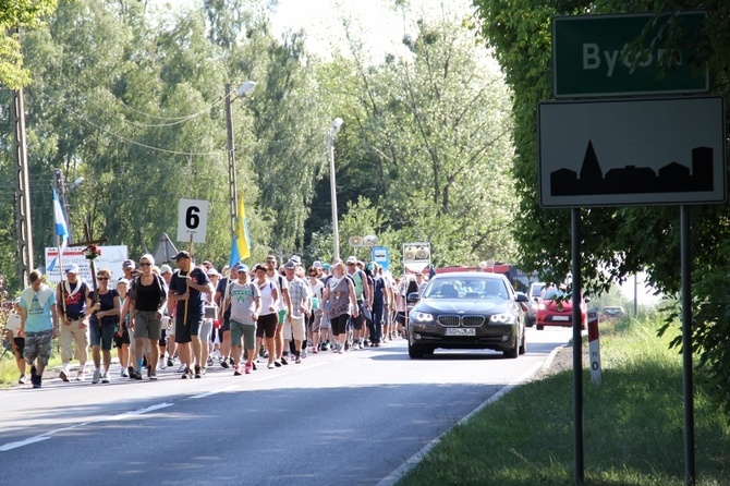 70. Pielgrzymka Rybnicka - dzień drugi - w drodze