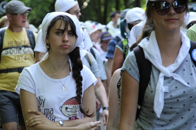 70. Pielgrzymka Rybnicka - dzień drugi - w drodze