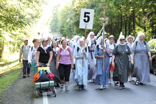 70. Pielgrzymka Rybnicka - dzień drugi - w drodze