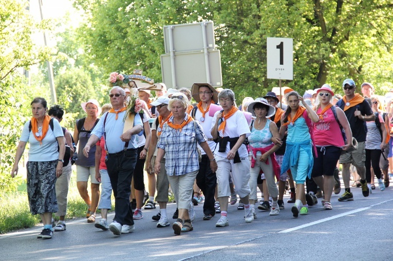 70. Pielgrzymka Rybnicka - dzień drugi - w drodze