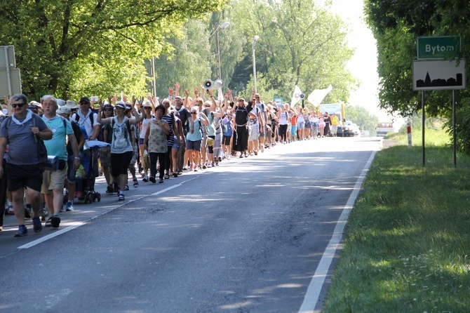 70. Pielgrzymka Rybnicka - dzień drugi - w drodze