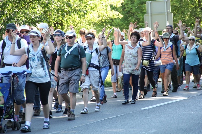 70. Pielgrzymka Rybnicka - dzień drugi - w drodze