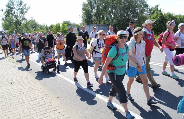 70. Pielgrzymka Rybnicka - dzień drugi - w drodze