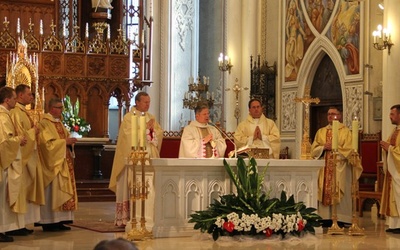 W koncelebrowanej Eucharystii obok bp. Henryka Tomasika modlił się bp Piotr Turzyński