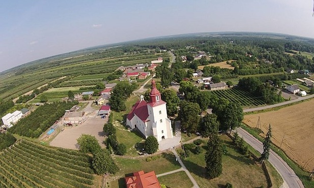 Kościół w Rybitwach z lotu... drona