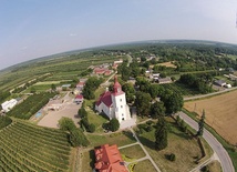 Kościół w Rybitwach z lotu... drona
