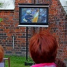 Słuchacze mogli zobaczyć carillonowych wirtuozów dzięki ekranowi zamontowanemu obok wieży kościoła św. Katarzyny w Gdańsku 