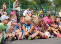 Najmłodsi czekają na występ artystów cyrkowych 