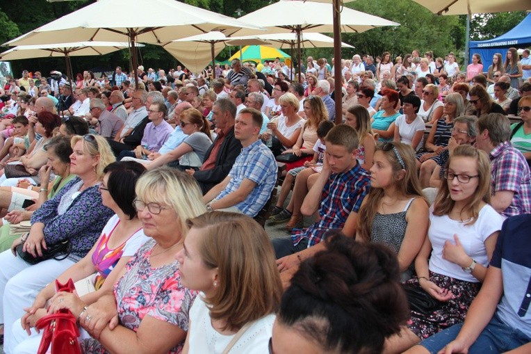 Publiczność licznie zgromadziła się przy muszli koncertowej w sannickim parku