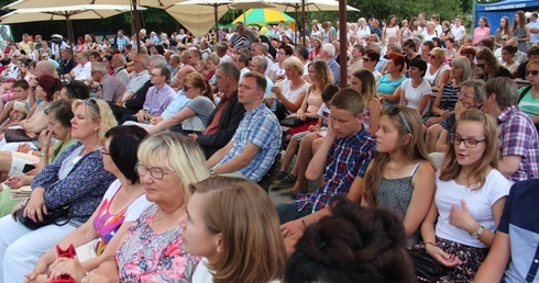 Publiczność licznie zgromadziła się przy muszli koncertowej w sannickim parku