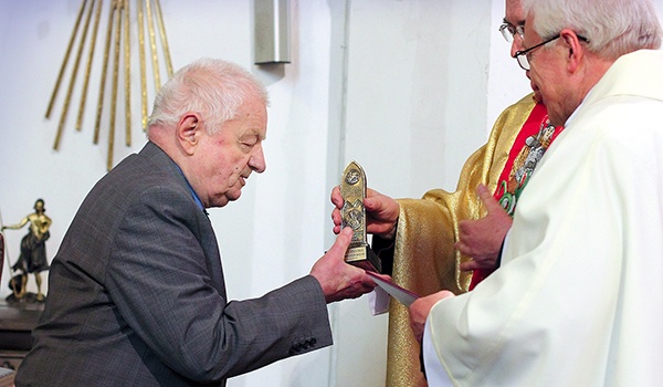 Ryszard Brzozowski został w tym roku uhonorowany statuetką św. Jerzego kapituły kolegiackiej w Kętrzynie „dla uznania postawy społecznej i moralnej oraz przykład dobrego chrześcijańskiego życia, za ponad 30-letnią działalność w dziedzinie trzeźwości i abstynencji, za dobro wyświadczone ludziom borykającym się z problemem nadużywania alkoholu”