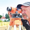 Jan Szmytkowski czuwa nad pomiarami głębokości wykopów pod fundamenty