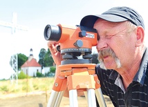Jan Szmytkowski czuwa nad pomiarami głębokości wykopów pod fundamenty