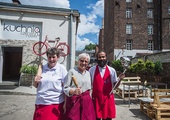 Ekipa Czerwonego Roweru zaprasza na obiad. Od lewej pani Basia, pani Anna i pan Nejmal