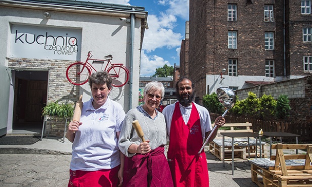 Ekipa Czerwonego Roweru zaprasza na obiad. Od lewej pani Basia, pani Anna i pan Nejmal