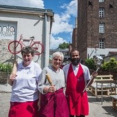 Ekipa Czerwonego Roweru zaprasza na obiad. Od lewej pani Basia, pani Anna i pan Nejmal